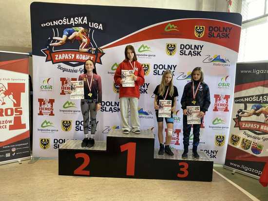 Dobry występ zawodniczek JUNIORA Dzierżoniów w Dolnośląskiej Lidze Dziewcząt w zapasach