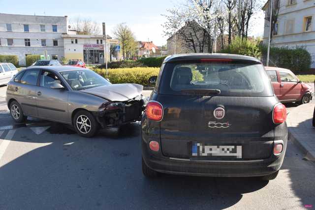 Zderzenie trzech samochodów w Bielawie