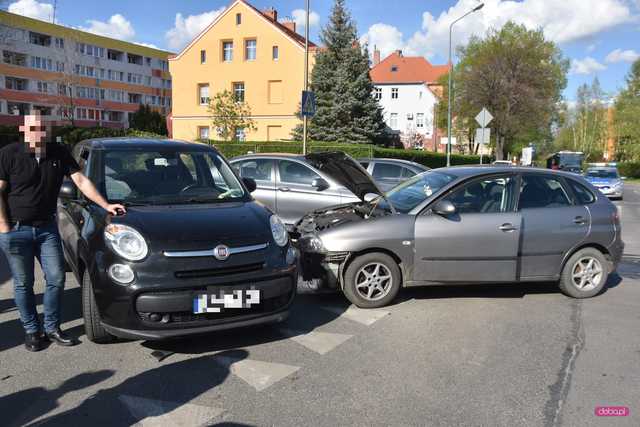 Zderzenie trzech samochodów w Bielawie