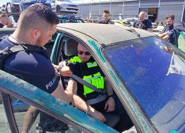 Dzierżoniowscy policjanci doskonalili swoje umiejętności podczas intensywnego szkolenia w terenie