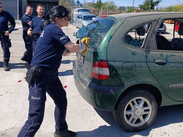 Dzierżoniowscy policjanci doskonalili swoje umiejętności podczas intensywnego szkolenia w terenie