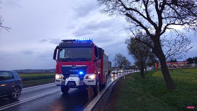 Ciężarówka przewróciła się na ósemce