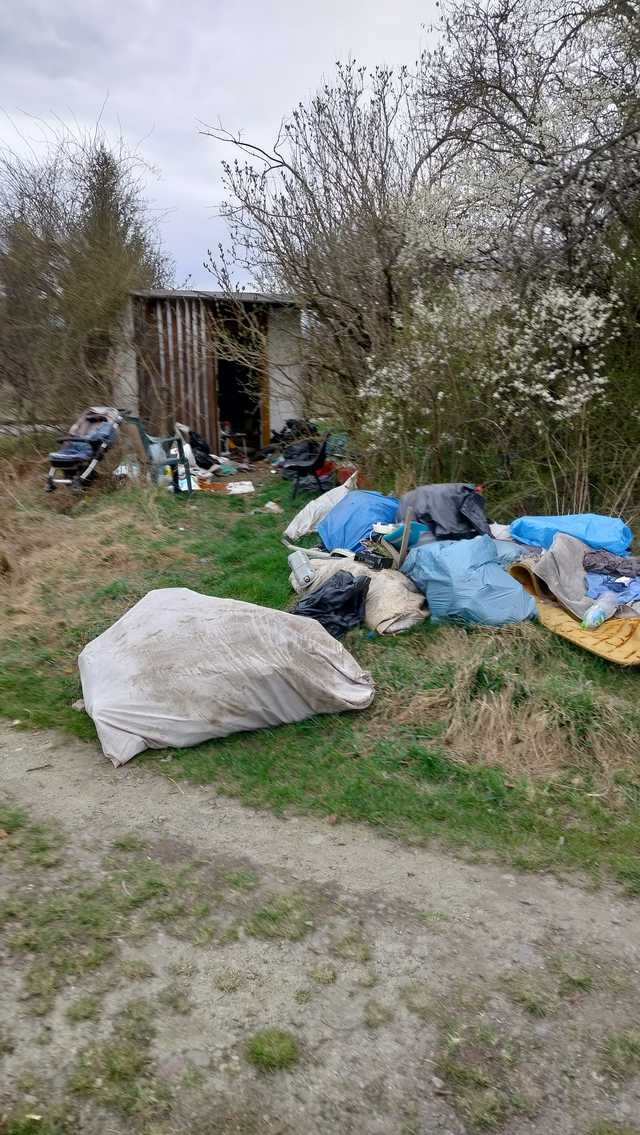Bałagan przy przejeździe kolejowym w Dzierżoniowie
