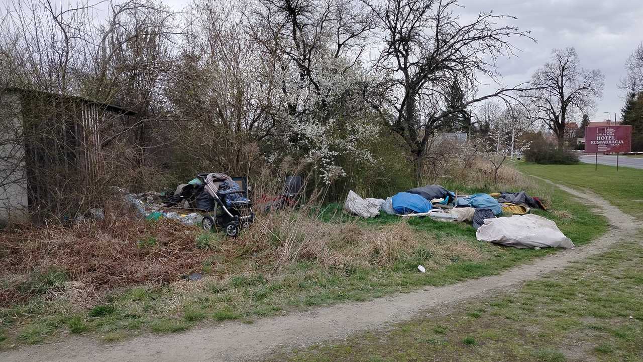 Bałagan przy przejeździe kolejowym w Dzierżoniowie