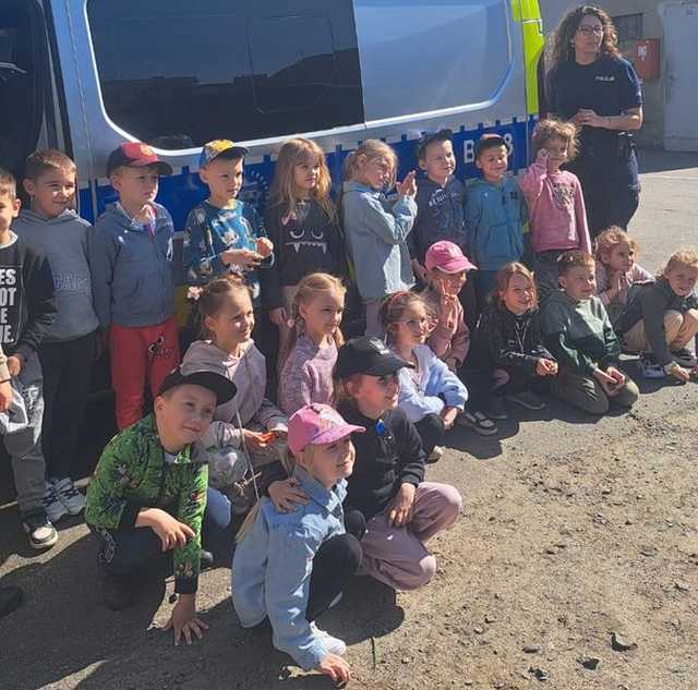 Przedszkolaki z „Wielkiej Przygody” z wizytą w dzierżoniowskiej komendzie Policji