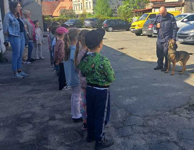 Przedszkolaki z „Wielkiej Przygody” z wizytą w dzierżoniowskiej komendzie Policji
