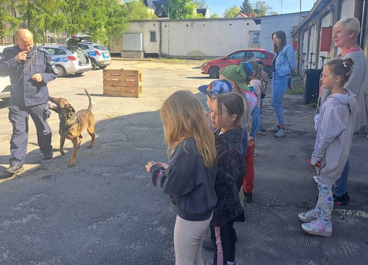Przedszkolaki z „Wielkiej Przygody” z wizytą w dzierżoniowskiej komendzie Policji