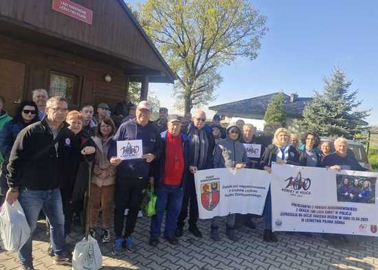 Tysiąc pięćset świerków na stulecie kobiet w Policji – wspólna akcja sadzenia lasu w powiecie dzierżoniowskim