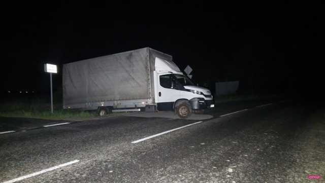 Dostawczy renault wypadł z drogi w Sieniawce