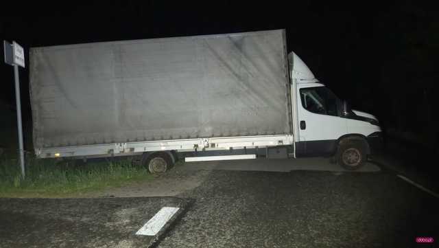 Dostawczy renault wypadł z drogi w Sieniawce