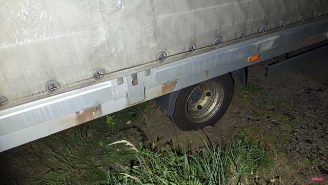 Dostawczy renault wypadł z drogi w Sieniawce