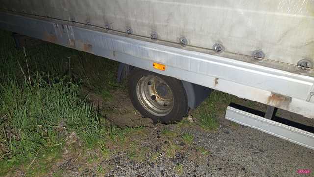 Dostawczy renault wypadł z drogi w Sieniawce