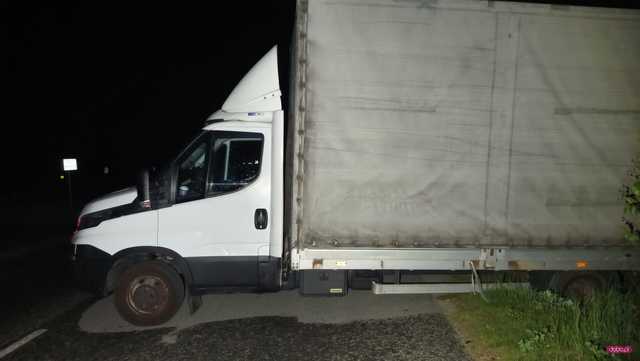 Dostawczy renault wypadł z drogi w Sieniawce