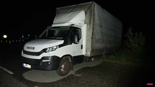 Dostawczy renault wypadł z drogi w Sieniawce