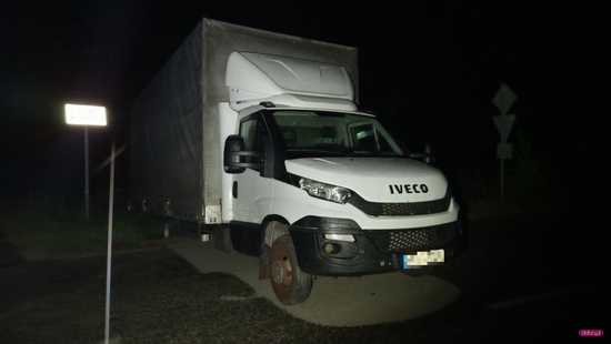 Dostawczy renault wypadł z drogi w Sieniawce