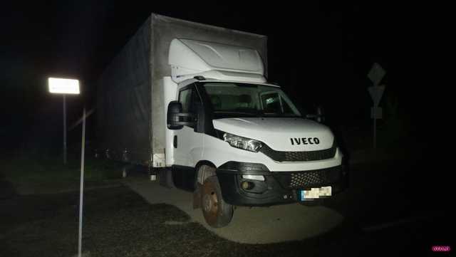Dostawczy renault wypadł z drogi w Sieniawce