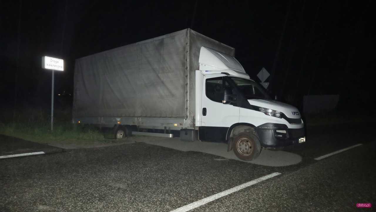 Dostawczy renault wypadł z drogi w Sieniawce