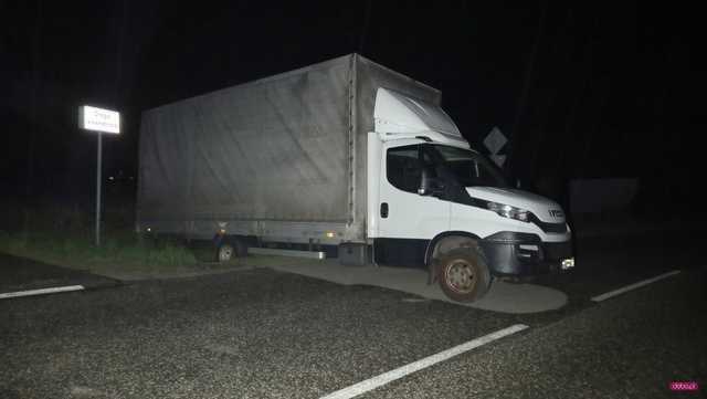 Dostawczy renault wypadł z drogi w Sieniawce