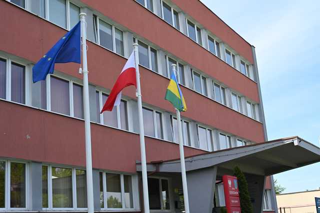 Maszty przed Urzędem Gminy Dzierżoniów