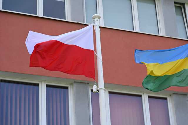 Maszty przed Urzędem Gminy Dzierżoniów
