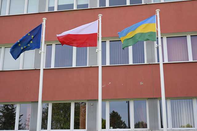 Maszty przed Urzędem Gminy Dzierżoniów