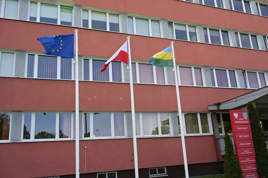 Maszty przed Urzędem Gminy Dzierżoniów