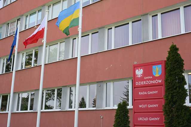 Maszty przed Urzędem Gminy Dzierżoniów