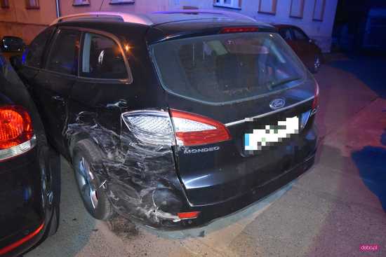 Volkswagenem uderzył w zaparkowanego forda i uciekł