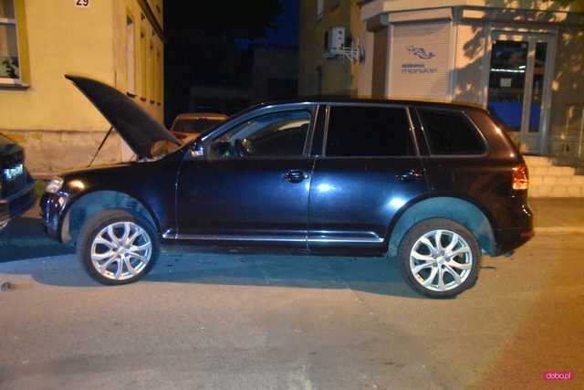 Volkswagenem uderzył w zaparkowanego forda i uciekł