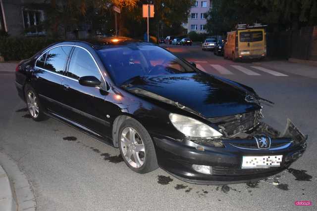 Zderzenie lawety i peugeota w Bielawie