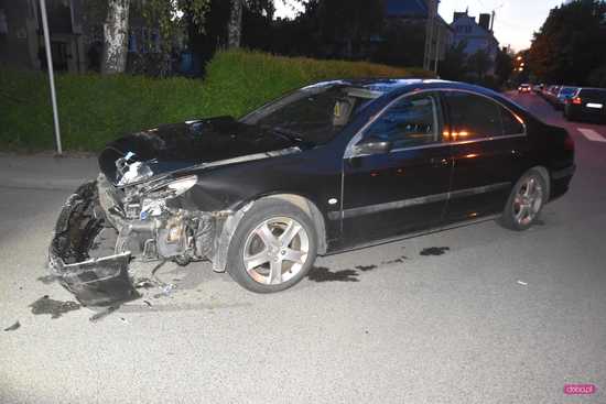 Zderzenie lawety i peugeota w Bielawie