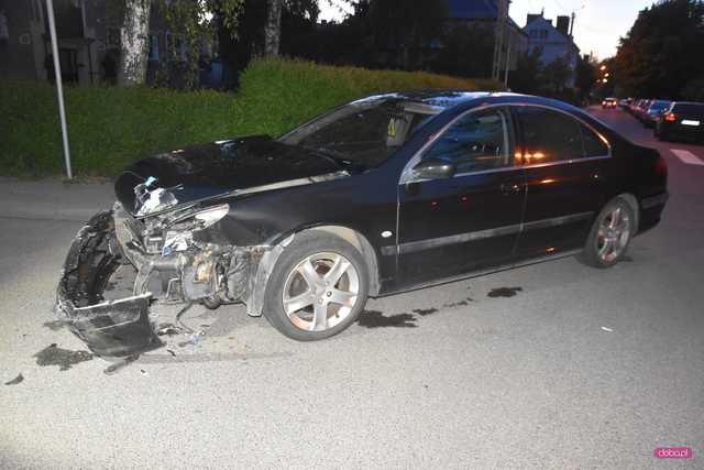 Zderzenie lawety i peugeota w Bielawie