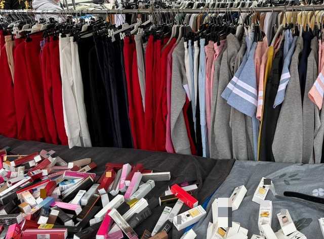 Zabezpieczona podrobiona odzież i perfumy na targowisku w Bielawie