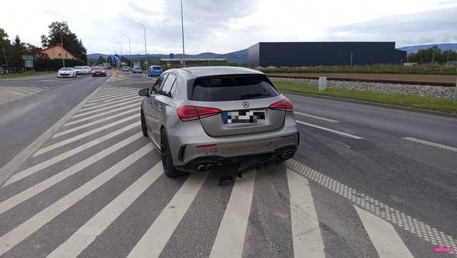 Zderzenie trzech samochodów na drodze Dzierżoniów - Bielawa
