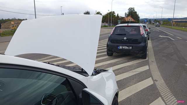Zderzenie trzech samochodów na drodze Dzierżoniów - Bielawa