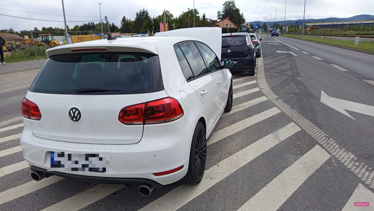 Zderzenie trzech samochodów na drodze Dzierżoniów - Bielawa