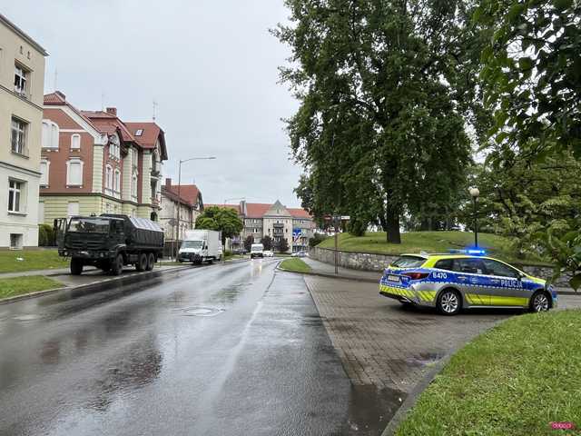 Zderzenie pojazdu wojskowego z dostawczym mercedesem