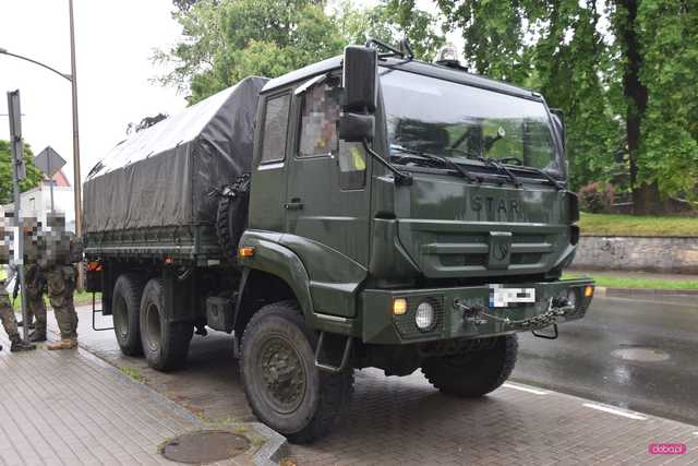Zderzenie pojazdu wojskowego z dostawczym mercedesem