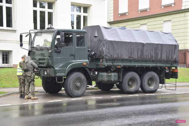 Zderzenie pojazdu wojskowego z dostawczym mercedesem