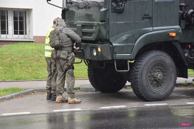 Zderzenie pojazdu wojskowego z dostawczym mercedesem