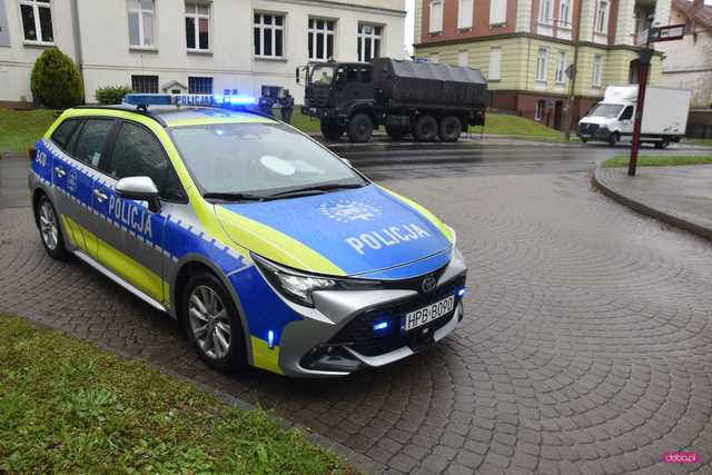 Zderzenie pojazdu wojskowego z dostawczym mercedesem