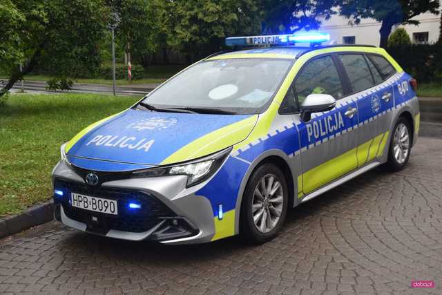 Zderzenie pojazdu wojskowego z dostawczym mercedesem