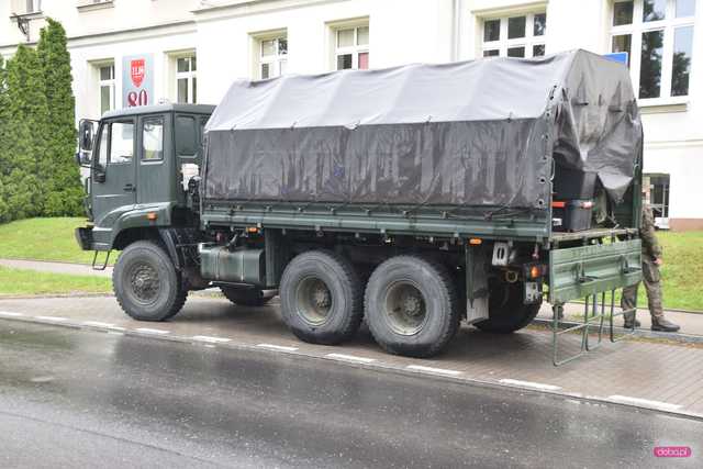 Zderzenie pojazdu wojskowego z dostawczym mercedesem