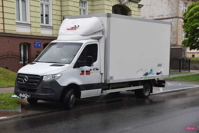 Zderzenie pojazdu wojskowego z dostawczym mercedesem