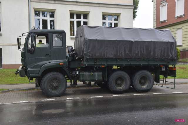 Zderzenie pojazdu wojskowego z dostawczym mercedesem