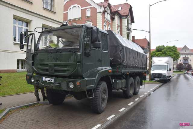 Zderzenie pojazdu wojskowego z dostawczym mercedesem