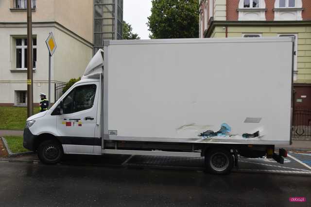 Zderzenie pojazdu wojskowego z dostawczym mercedesem