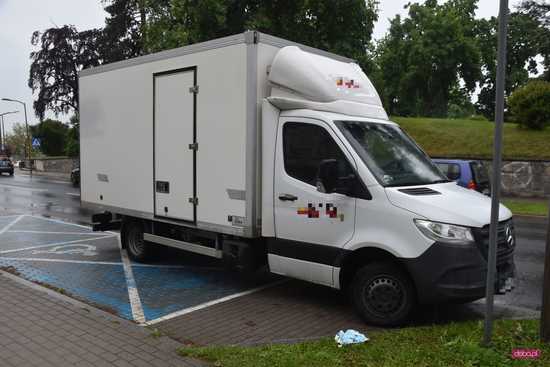 Zderzenie pojazdu wojskowego z dostawczym mercedesem