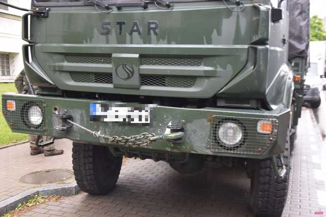 Zderzenie pojazdu wojskowego z dostawczym mercedesem
