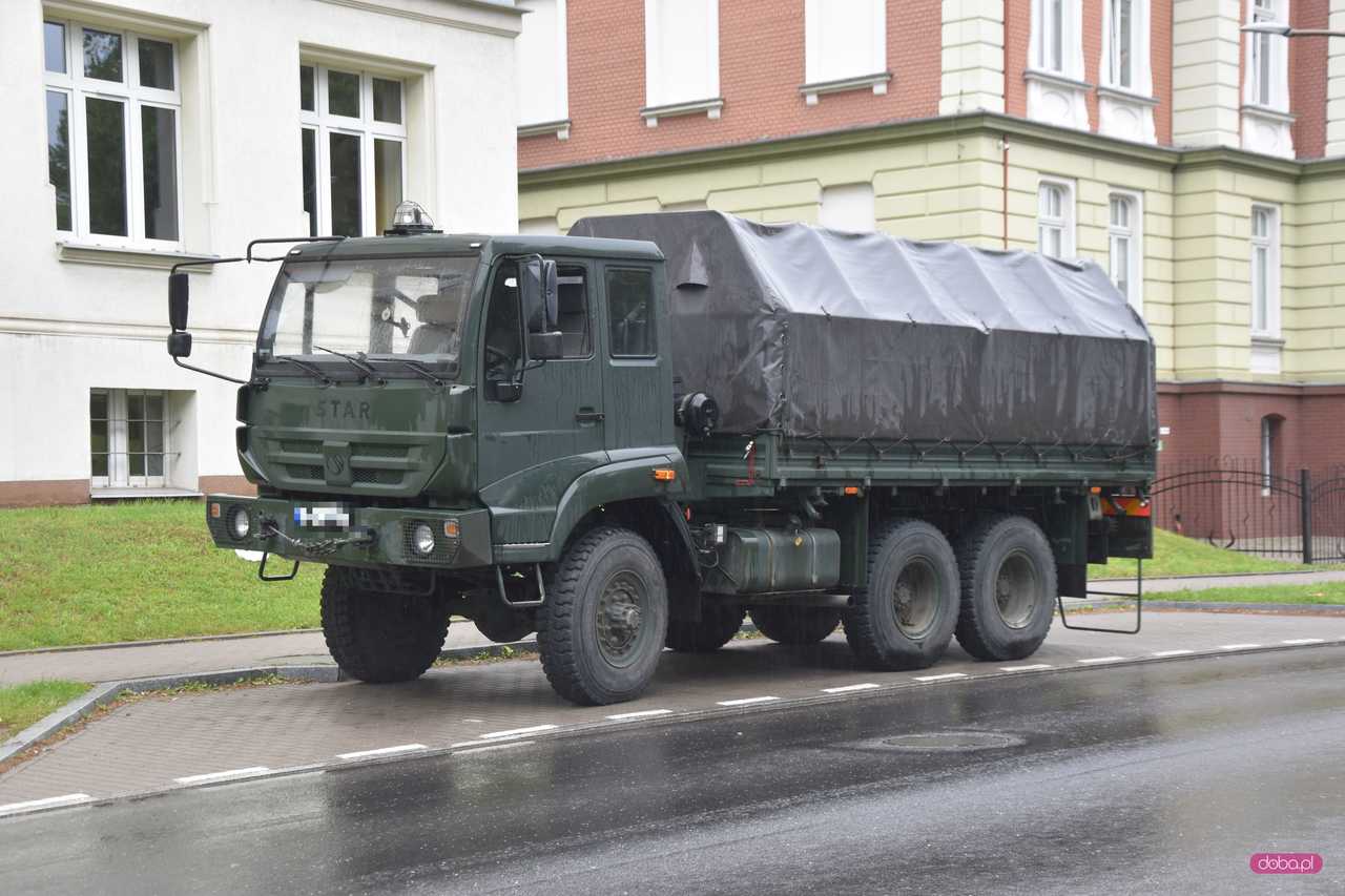 Zderzenie pojazdu wojskowego z dostawczym mercedesem